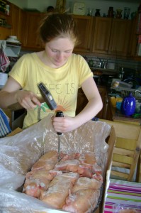 Flora hilft Lisanne den Hamstereinkauf in handliche Einzelteile zu zerlegen