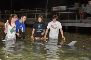 Flora, Felix und Frieder beim Delfinefüttern