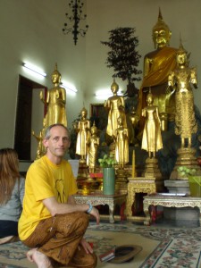 Viele kleinere Buddhas