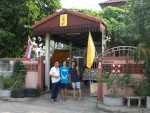Khan, Kai, Namwaan vor ihrem Haus. Links: Thai-Fahne, rechts Königs-Fahne