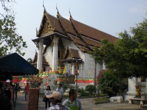 Ein Tempel - beachte die Fahnen: gelb (König), rot-weiss-blau (Thailand)
